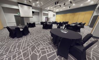 Village Hotel Swindon - Housity