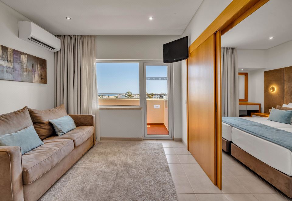 享有游泳池景致的一室公寓