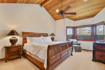 Perfect Getaway! Lakeside at Deer Valley 4bd – Pool, Hot Tub, A/C, Walk to Slopes & Main St Hotéis em 
