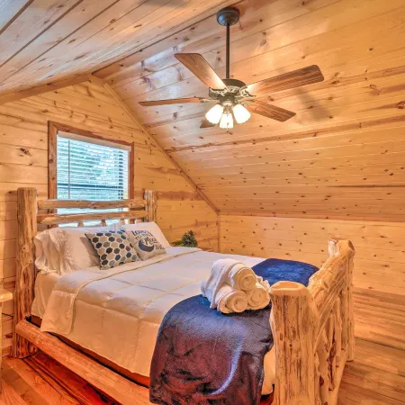 Hot Tub: 'Little Bear's Pond' Broken Bow Cabin Отели в г. Брокен Боу