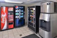 Super 8 by Wyndham Deerfield - Northbrook