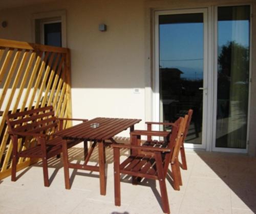 舒适一卧室公寓，带露台和正面湖景