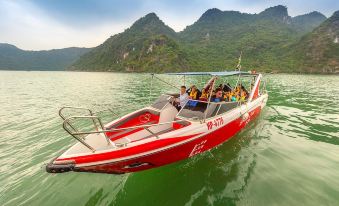 Sena Cruises Wonder on Lan Ha Bay