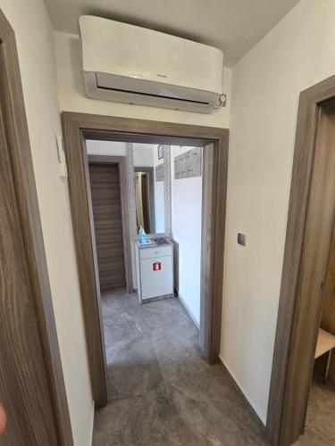 带阳台的两卧室公寓