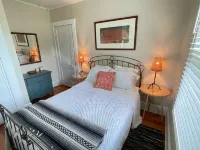Cozy cottage on the hill in the heart of Warm Springs.
