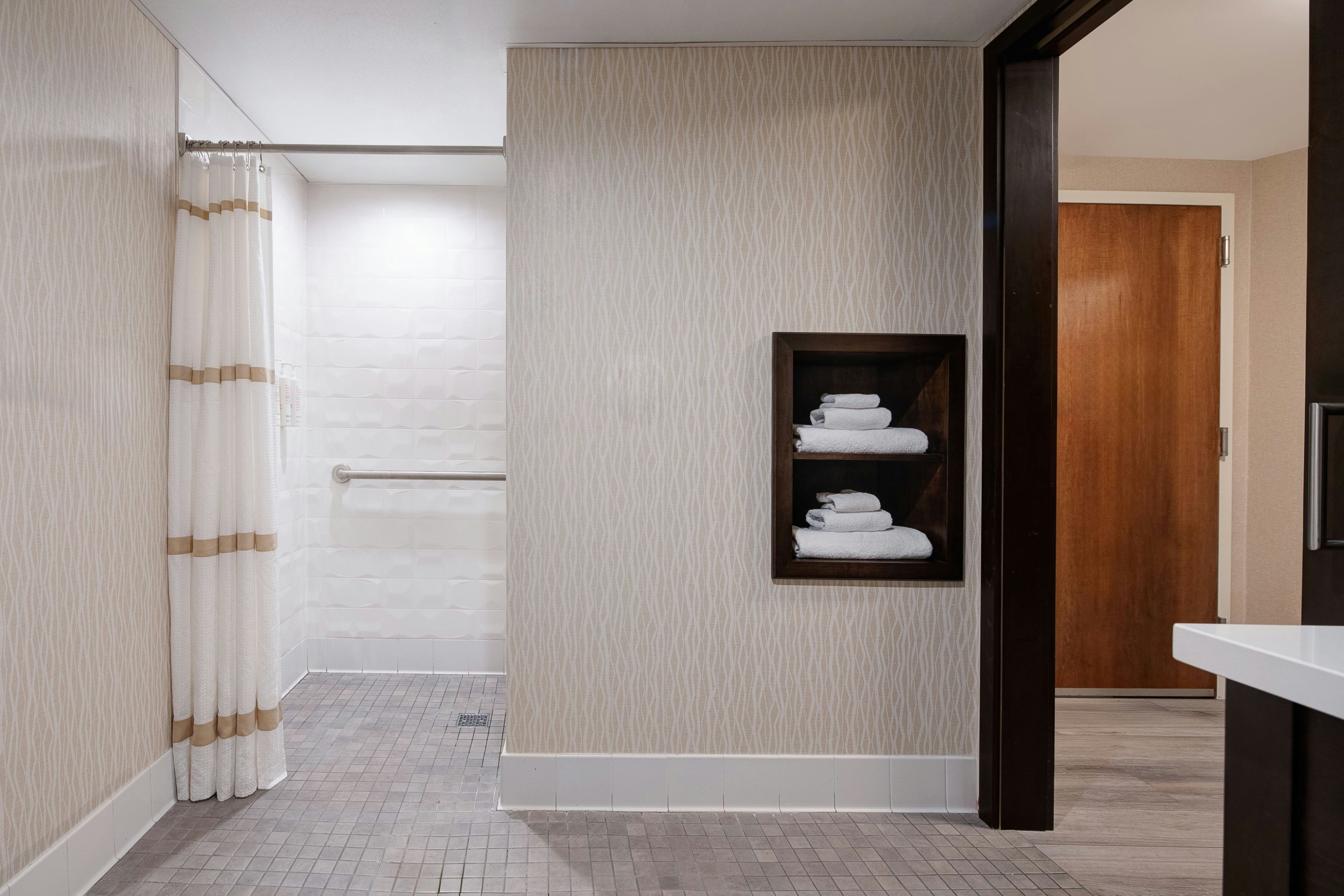 行政客房，1张特大床，梳化床，东塔楼