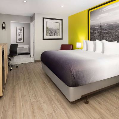 Mobility Accessible Room with 1 King Bed and Bathtub with Grab Bars - Non-Smoking Forest Hill Inn Hazleton Promo Code