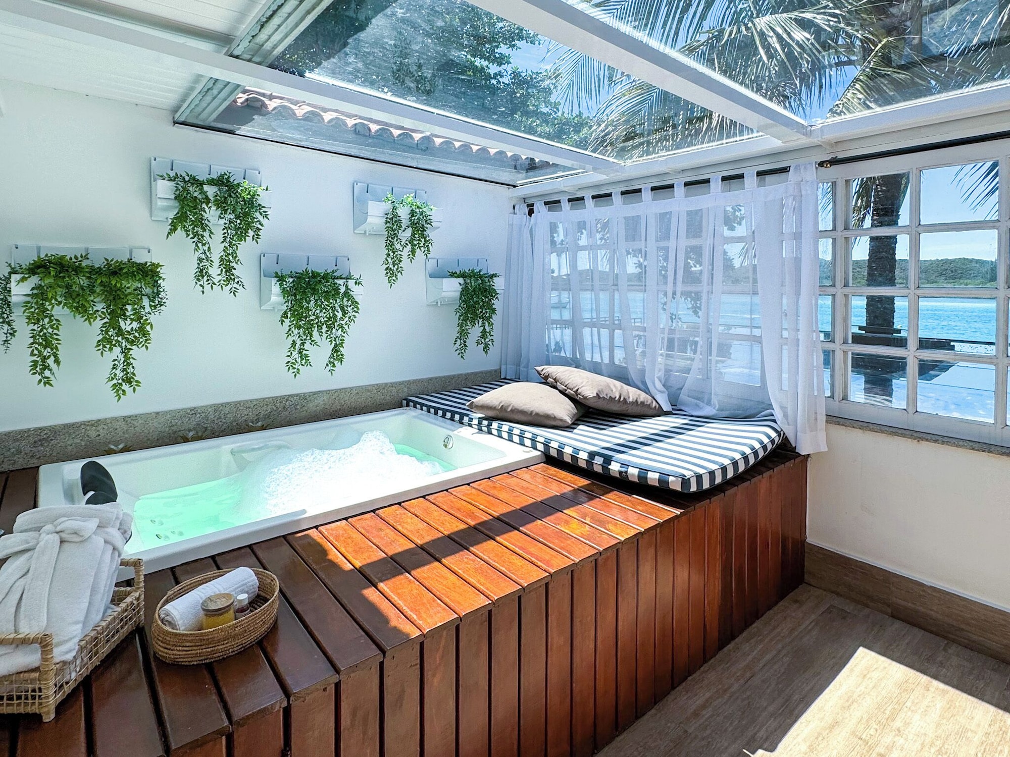 行政套房， 1 张大床， 湖景