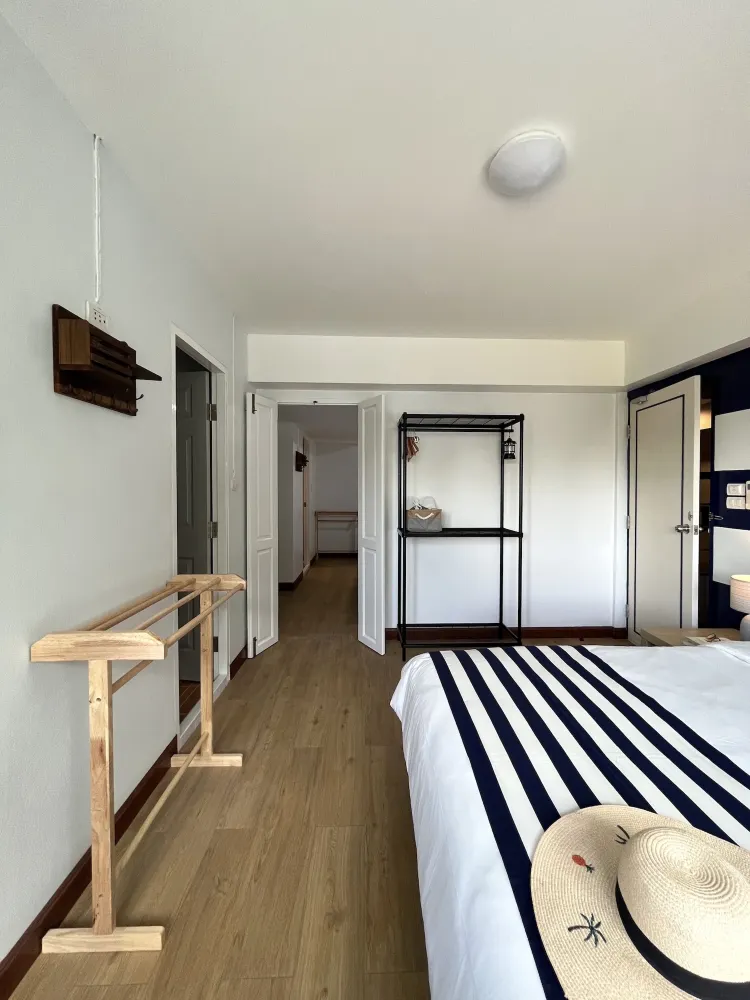 Family Two-Bedroom Room With Two Bathrooms, One Queen Bed And Two Twin Beds