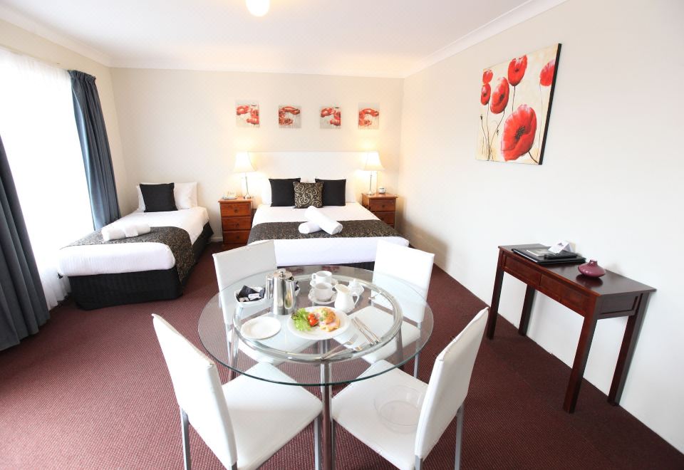 家庭房， 多张床， 冰箱和微波炉， 一层