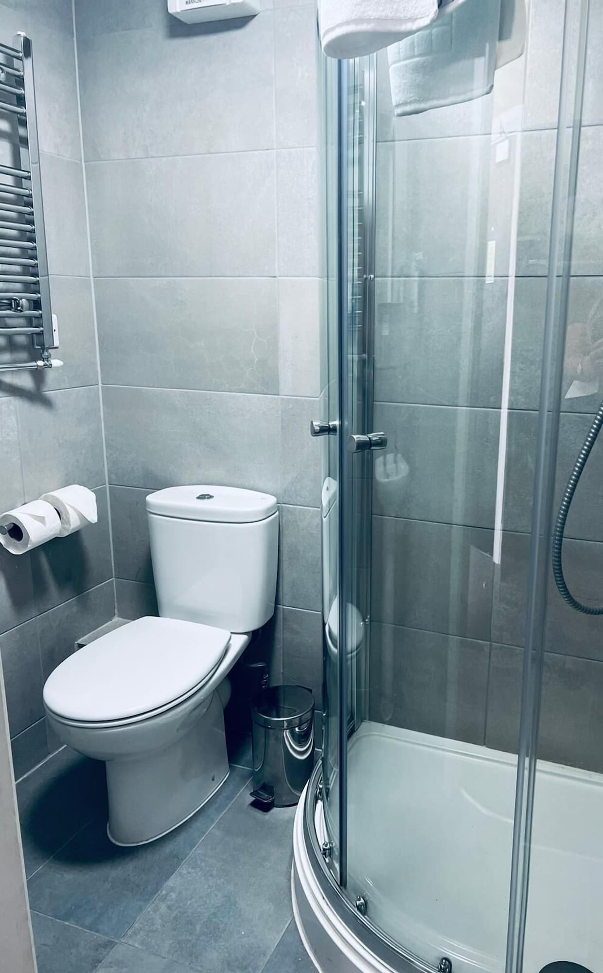 经典双人间或双床间， 1张特大床， 城市景观