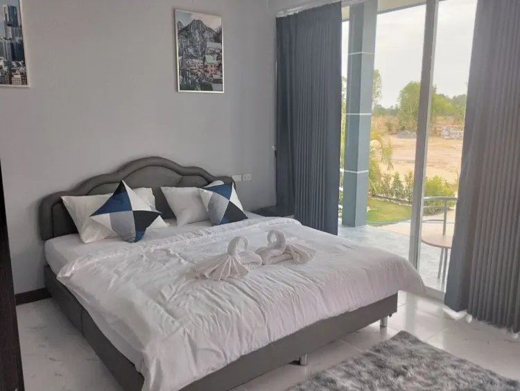 ห้องพักพร้อมระเบียงและวิวสวน(เตียงควีนไซส์)