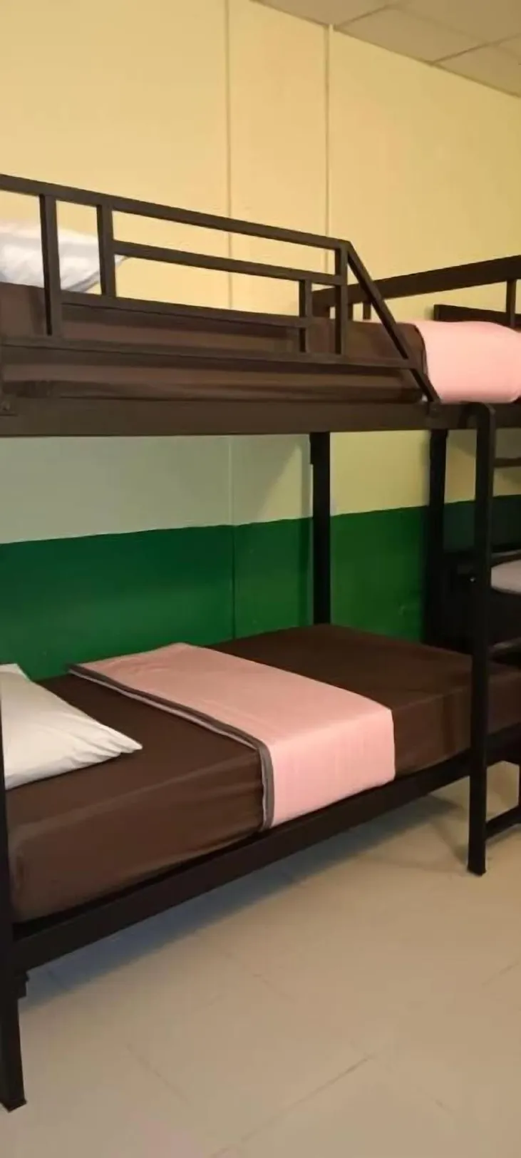 เตียงในห้องพักรวมชายหญิง 6 เตียง