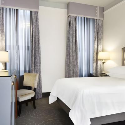 Deluxe Room with Accessible Roll-in Shower Silversmith Hotel Chicago Downtown Promo Code