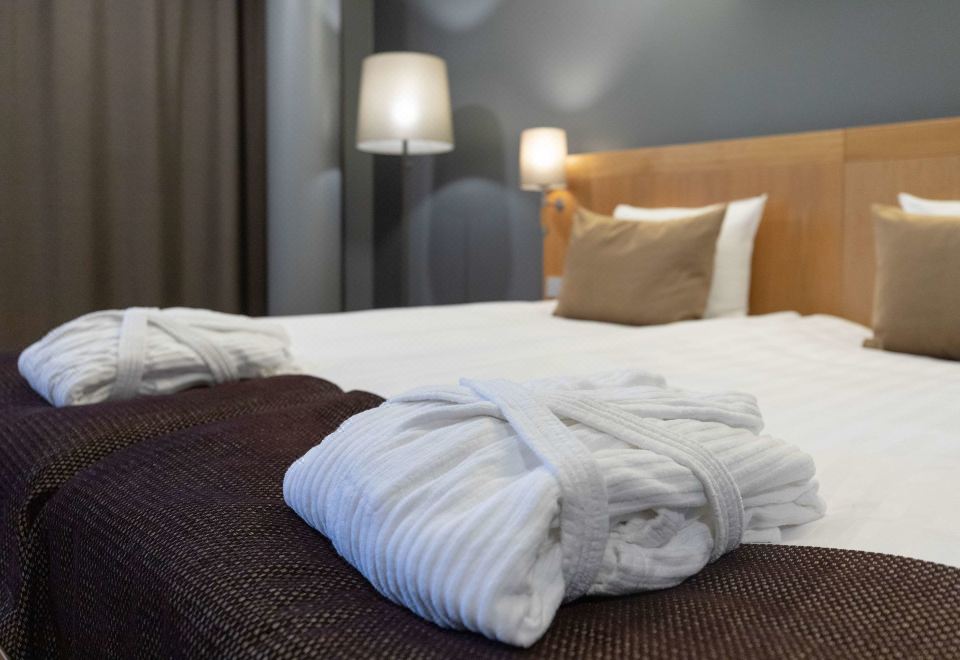 高级特大床间带梳化床