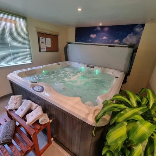 Gite Fougère 2 à 6 Personnes Avec Spa et Salle de Jeux Dans la résidence Two-Bedroom Apartment