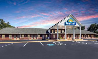 Days Inn by Wyndham Savannah - Housity
