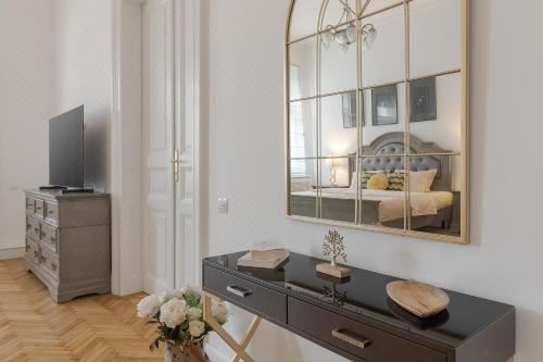 Unique Experience - Palat Istoric Oradea -Ultraelegant ?i spa?ios Two-Bedroom Apartment