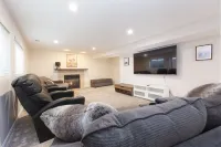 Ski & Hiking l Summer Pool l King Beds l Large Apartment l Mountain Views