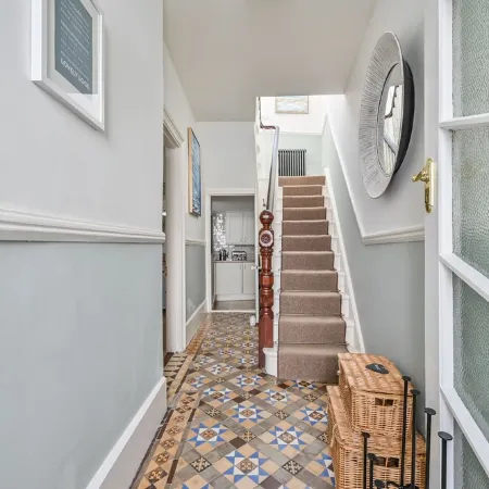 Charming Three Story Townhouse footsteps away from the historic harbour. Отели в г. Лоо