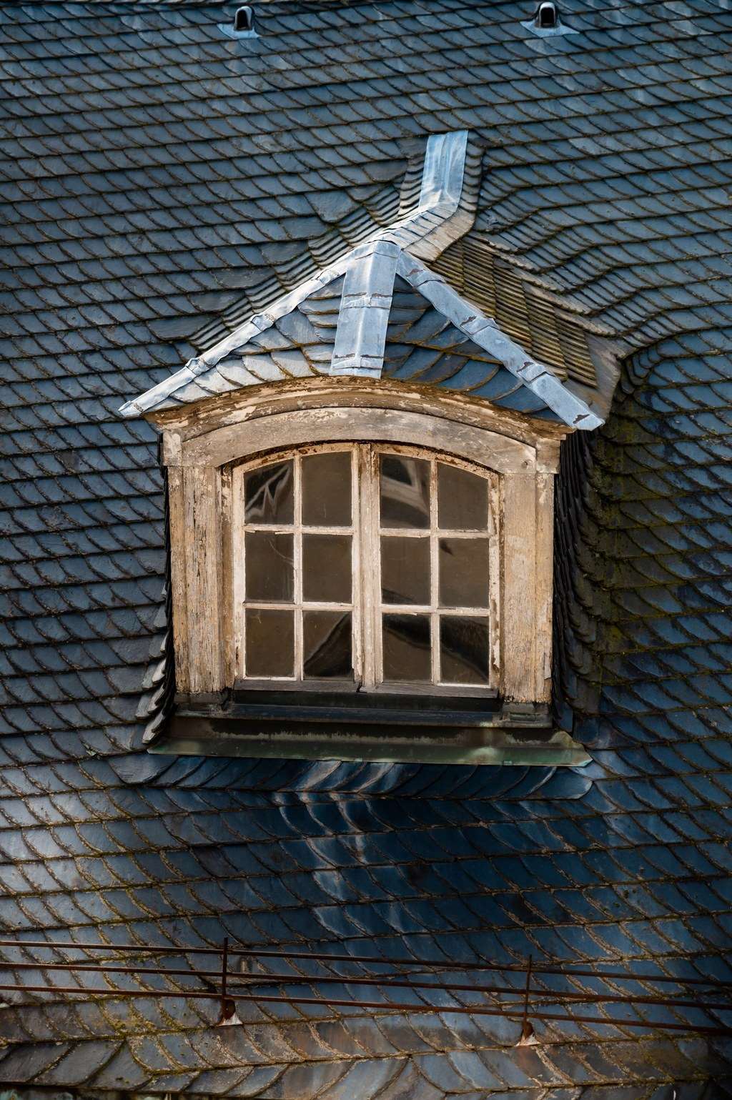 后面的舒适双床间