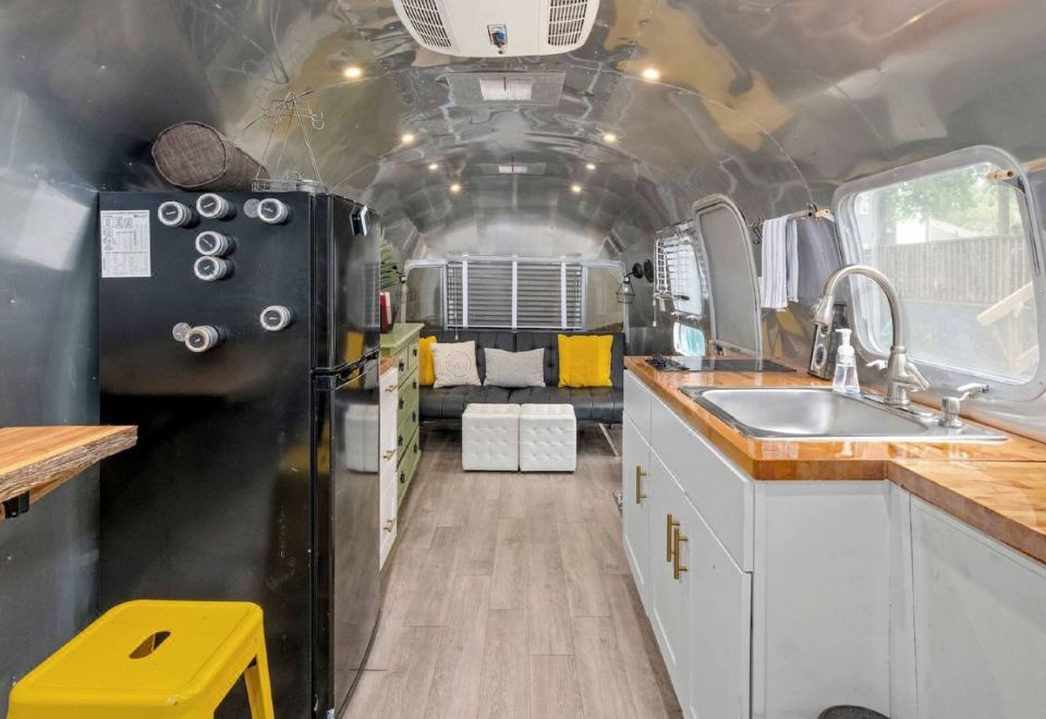 Charming Oasis With Airstream And Fire Pit-Cozy Escape Under Oak Trees