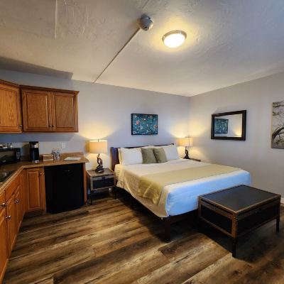 Deluxe Room, 1 King Bed, Kitchenette, Mountain View The Sky View Inn Promo Code