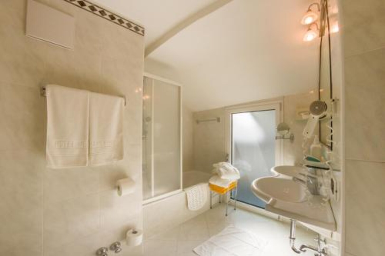 带山景的双人间