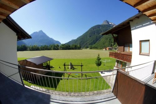 带阳台的两居室公寓top 1