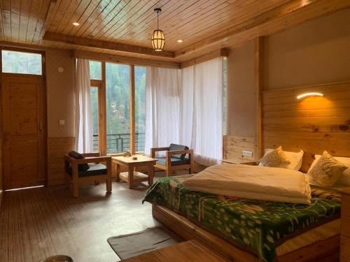 带山景的双人间