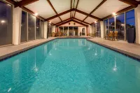 Super 8 by Wyndham Nau/Downtown Conference Center