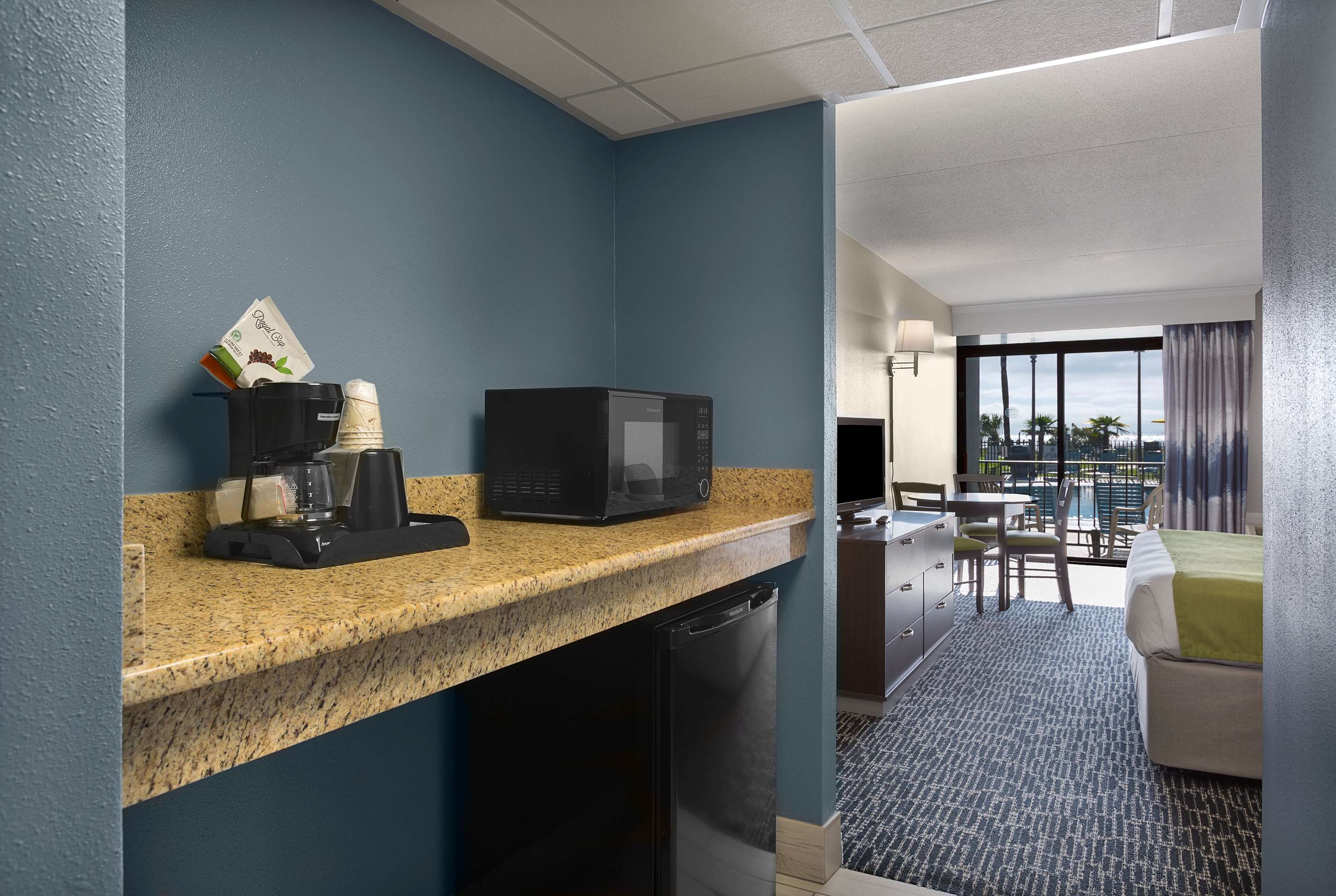 1张特大床， 无烟， 中间建筑， 带阳台， 面朝大海， 微波炉和迷你冰箱， 桌椅