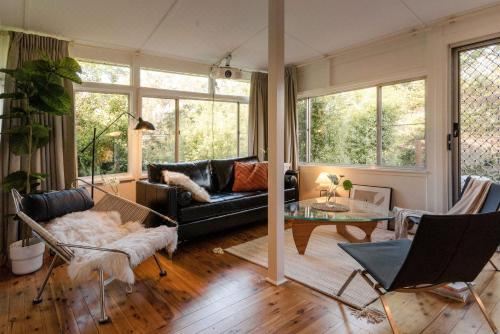 Romantic Garden Cottage with Home CinemaTwo-Bedroom House