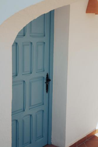 带露台的三卧室公寓