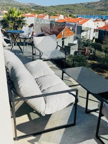 带露台的两卧室豪华海景公寓