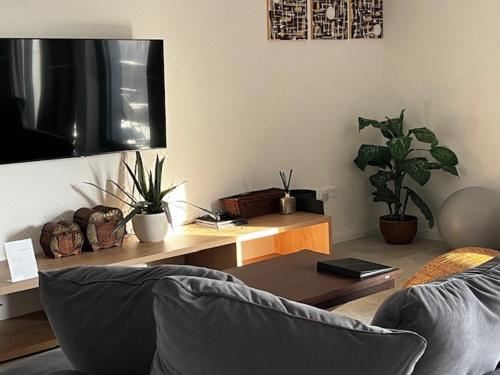 带露台的两卧室豪华海景公寓