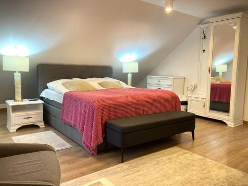 带阳台的小型套房