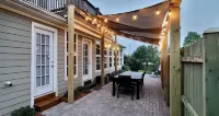 Modern cottage w/sauna, fire pit, outdoor dining, pool table, & sunroom  호텔