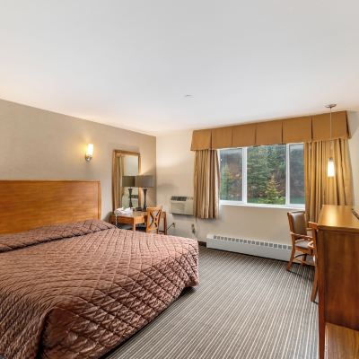 Deluxe Room, 1 King Bed, Air Conditioning Breeze Inn Motel Promo Code