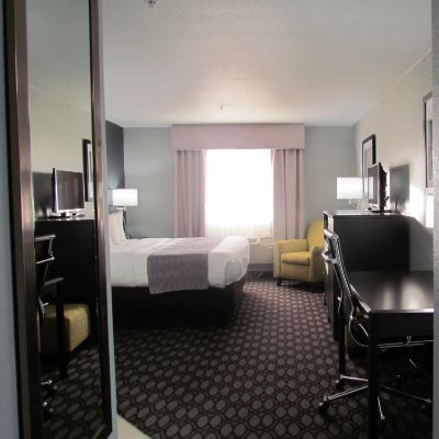 Deluxe King Room with Jetted Tub-Non-Smoking Oak Hill Inn & Suites Promo Code