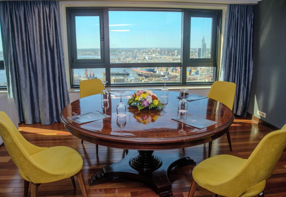 Radisson Montevideo Victoria Plaza HotelSuite, 1 Queen Bed, Non Smoking (Ambassador)