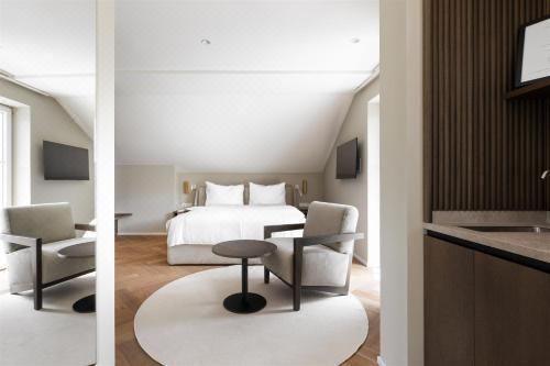 带阳台的小型套房