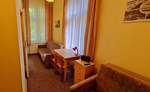 标准三人一室公寓