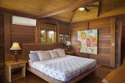 Stunning Beach House with ocean views and 5 minute walk to private beach! 住宿飯店