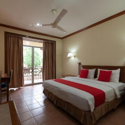 Bilik Deluxe King Kupon OYO 89300 Zen Garden Resort