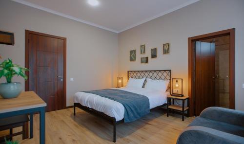 带山景的双人间