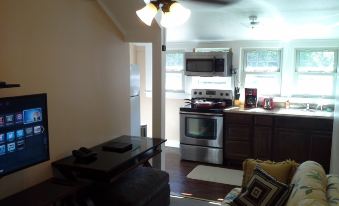 Jarvis West Blvd 6Bd Villa by Edgewater Park Downtown