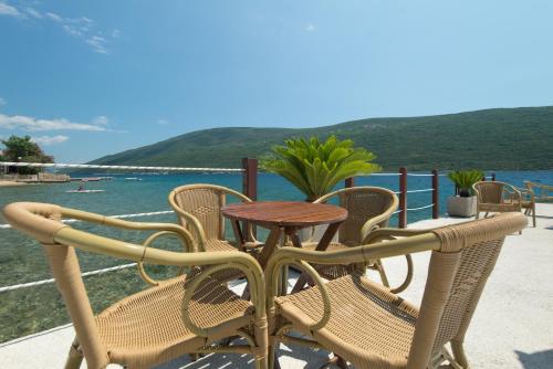 带梳化床的两卧室公寓