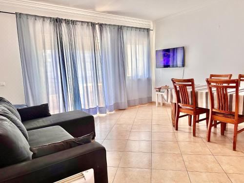 带阳台的两卧室公寓