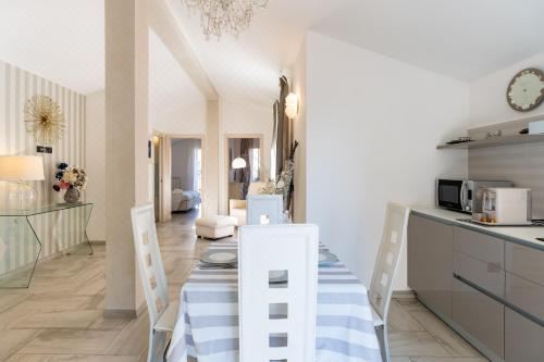 Hostdomus - Casa Madi Two-Bedroom Apartment